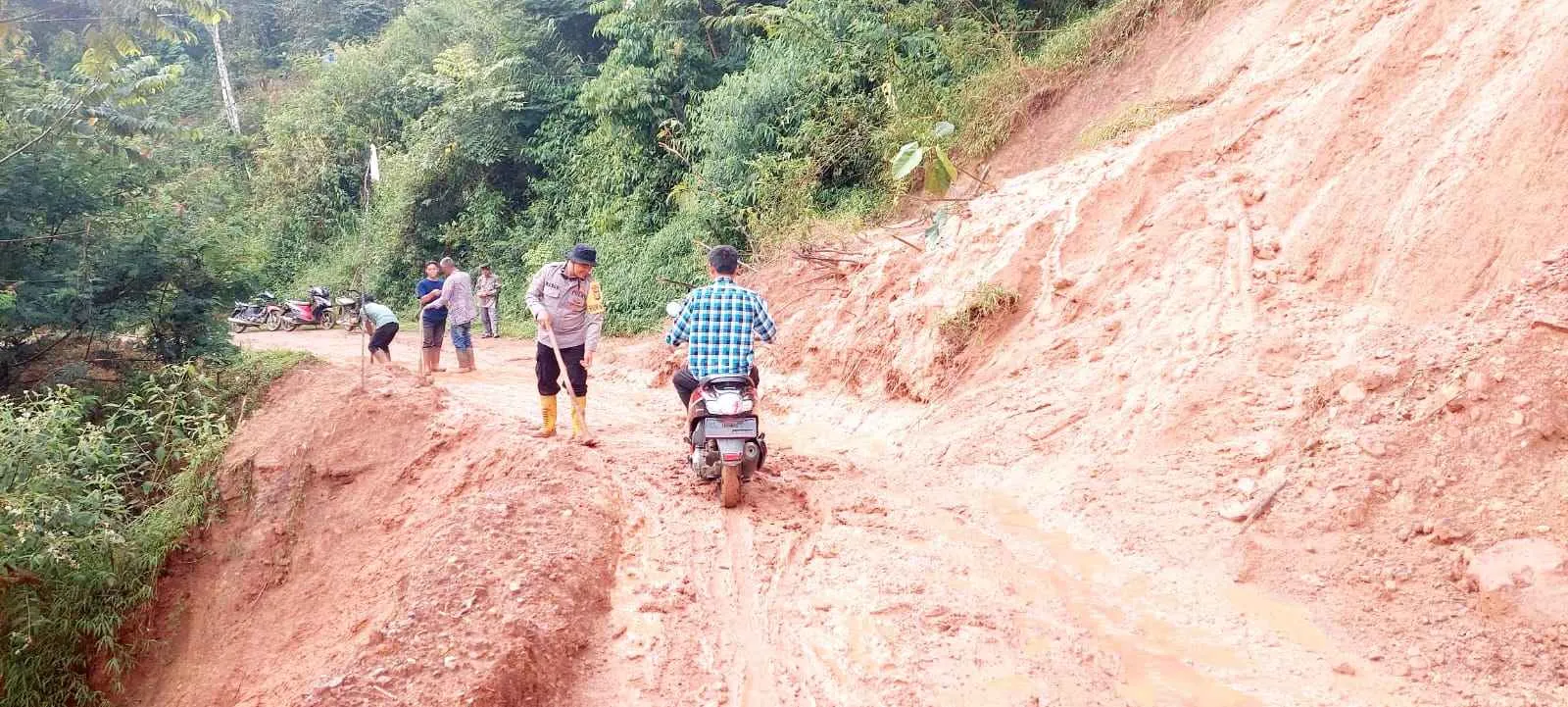 Longsor Susulan Tutup Akses Jalan di Rusip Antara, Polisi dan Warga Bergerak Cepat Lakukan Pembersihan