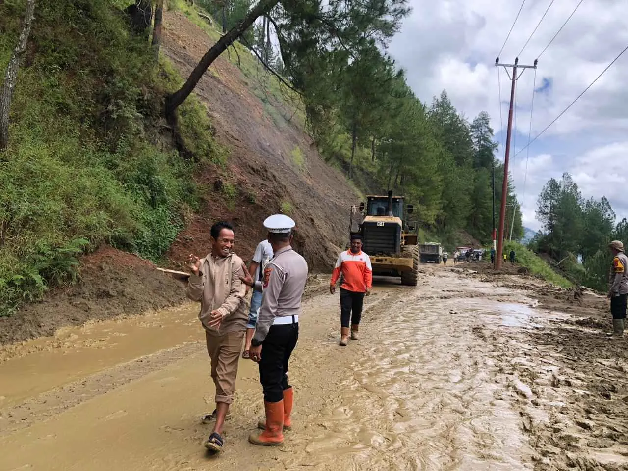 Satlantas Polres Aceh Tengah Amankan Arus Lalu Lintas di Lokasi Longsor Jalan Kebayakan–Bintang