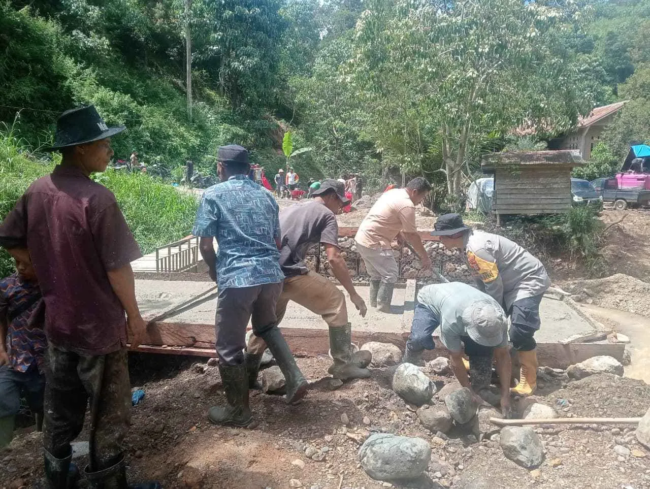 Polisi dan Warga Bangkitkan Akses, Jembatan Darurat di Rusip Antara Dibangun Lewat Gotong Royong
