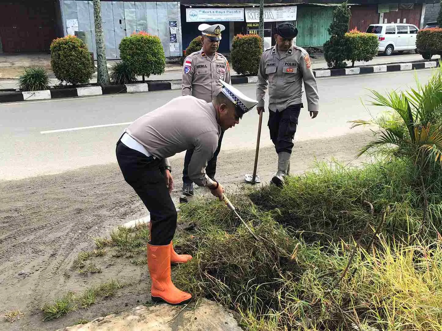 Satlantas Polres Aceh Tengah dan Polsek Bebesen Gotong Royong Bersama Warga Pulihkan Drainase, Antisipasi Banjir
