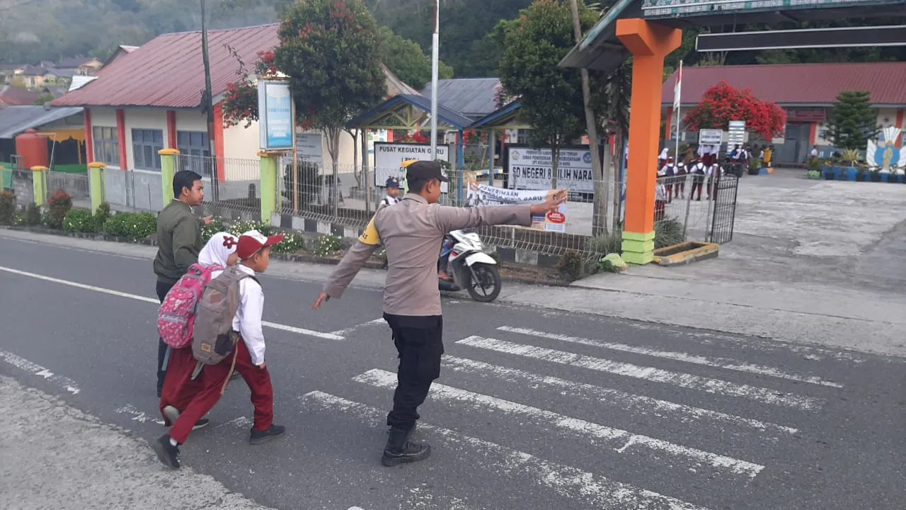 Hadir di Sekolah Setiap Pagi, Polsek Silih Nara Wujudkan Keselamatan dan Ketertiban Lalu Lintas Pelajar