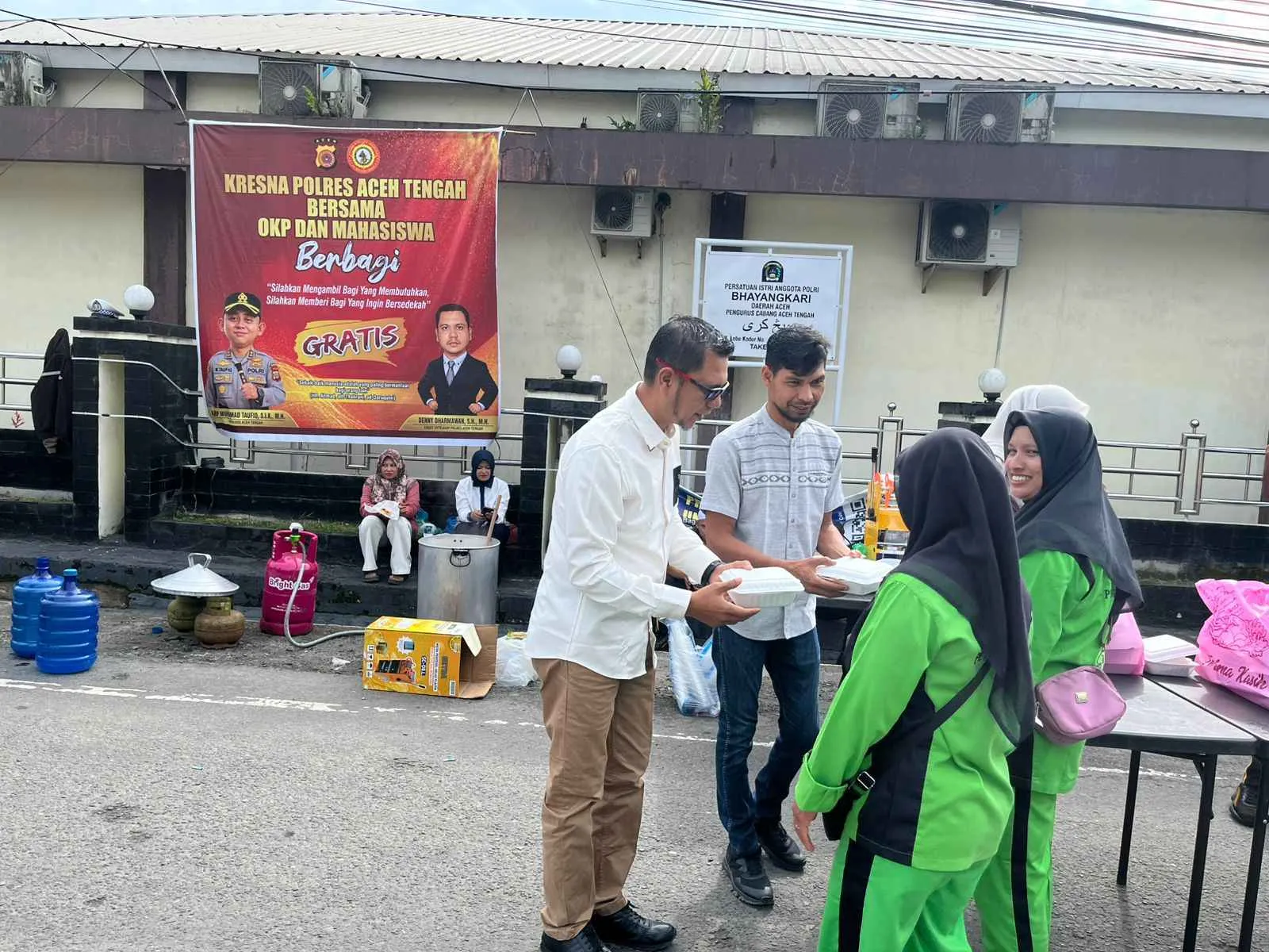 Polres Aceh Tengah Kembali Gelar “Jum’at Berbagi”, Bagikan Makanan dan Bubur Kacang Hijau untuk Warga