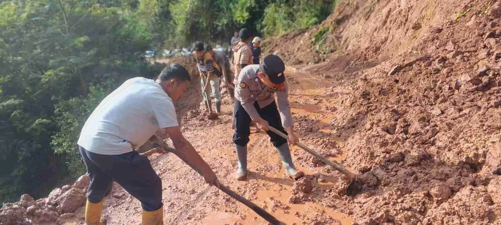 Akses Tunggal Pilar Wih Kiri–Tirmiara Rusip Antara Tertutup Longsor, Polisi dan Warga Bergerak Cepat Bersihkan Material