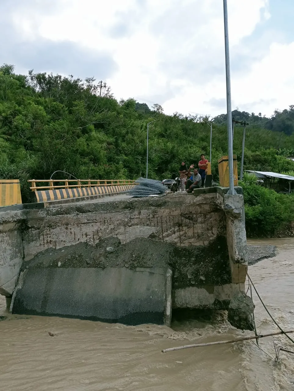 Polsek Linge Kawal Penanganan Jembatan Darurat Gemboyah, Akses Warga Segera Dipulihkan