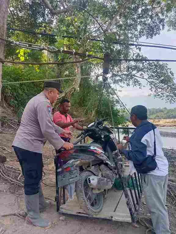 Pasca Bencana, Polsek Linge Bantu Penyeberangan Warga dan Semangati Siswa Belajar di Tenda Darurat