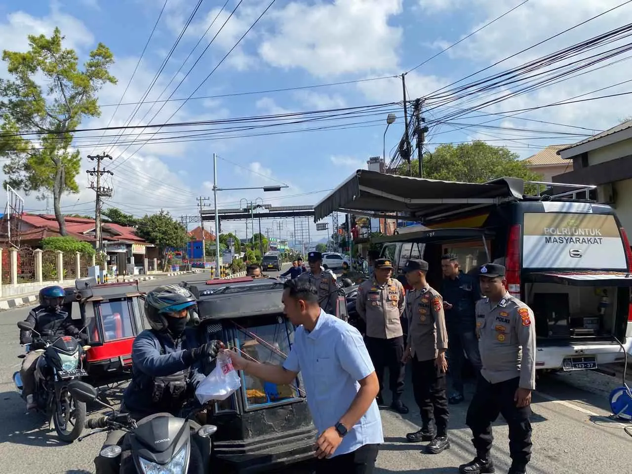 Jumat Berkah Polres Aceh Tengah Kembali Bagikan Makanan dan Bubur untuk Masyarakat di Depan Mapolres