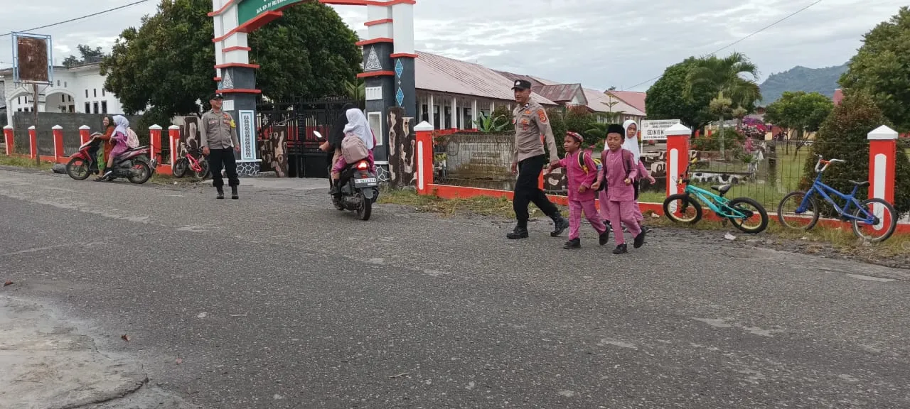Polisi Hadir di Pagi Hari, Polsek Ketol Atur Lalu Lintas dan Bantu Pelajar Menyeberang