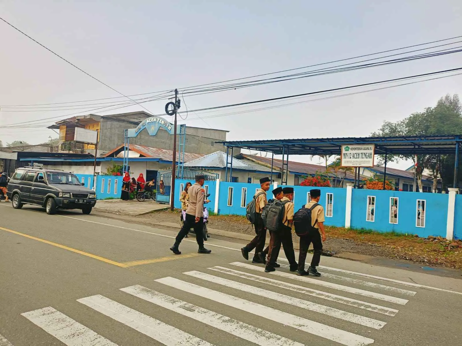 Aktivitas Pagi Meningkat, Polisi Pegasing Bantu Siswa Menyeberang dan Amankan Lalu Lintas Sekolah