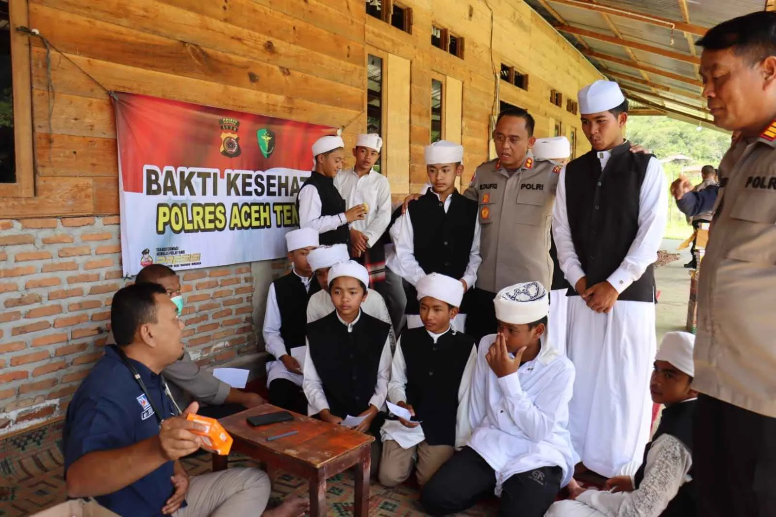 Kapolres Aceh Tengah Saweu Pesantren, Salurkan Bansos dan Gelar Bakti Kesehatan Gratis
