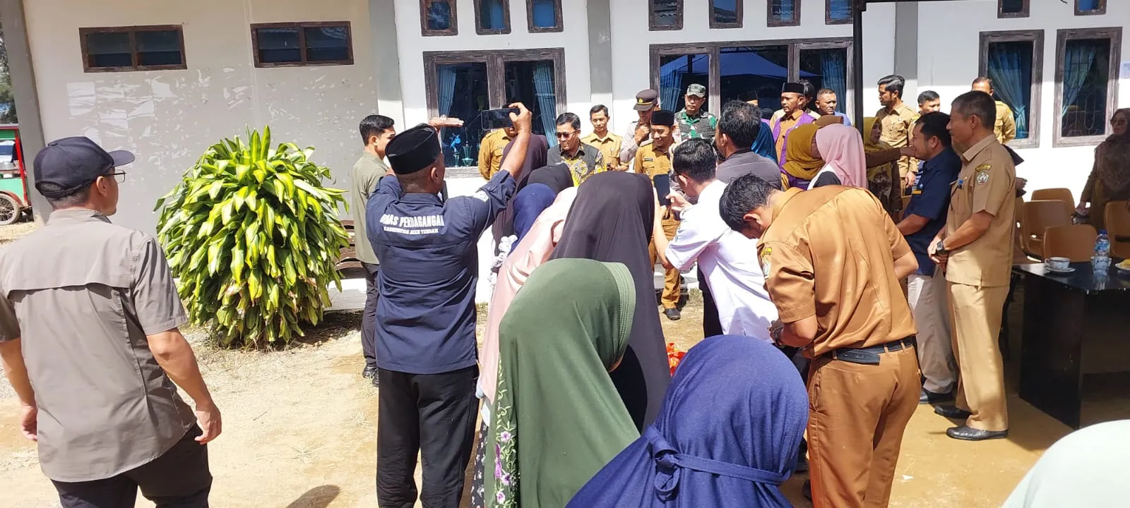 Polsubsektor Atu Lintang ikut amankan operasi pasar murah, bantu masyarakat dapatkan kebutuhan pokok terjangkau
