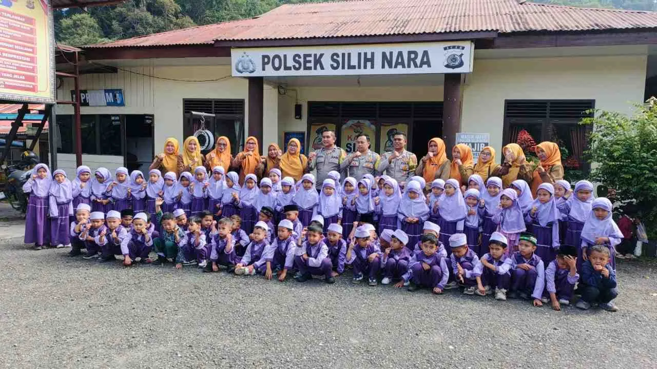 Belajar Sambil Berwisata, Siswa TK Negeri Darmawanita Angkup Kunjungi Polsek Silih Nara