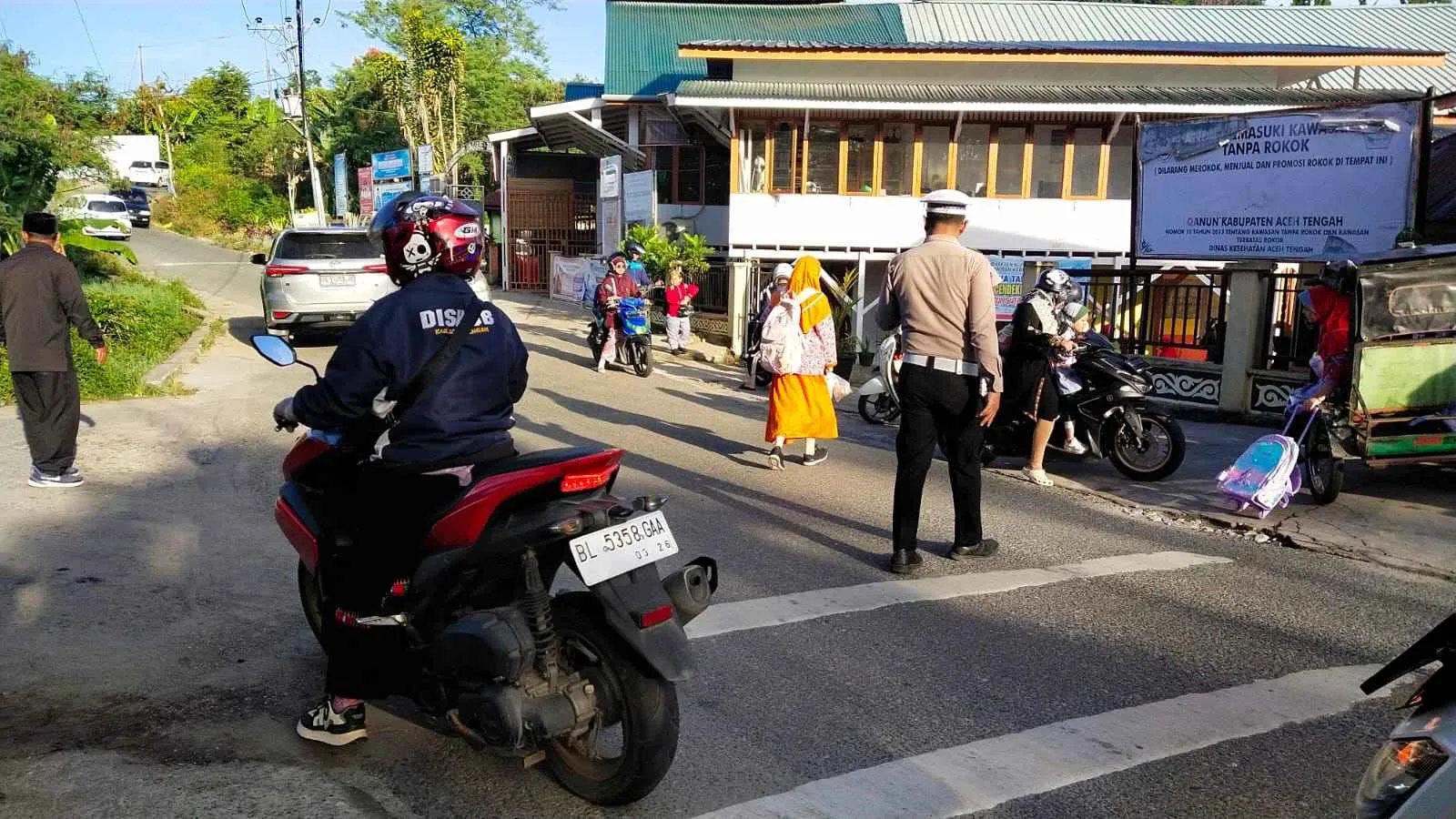 Sat Lantas Kawal Pagi Hari, Atur Lalu Lintas dan Dampingi Siswa Menyeberang