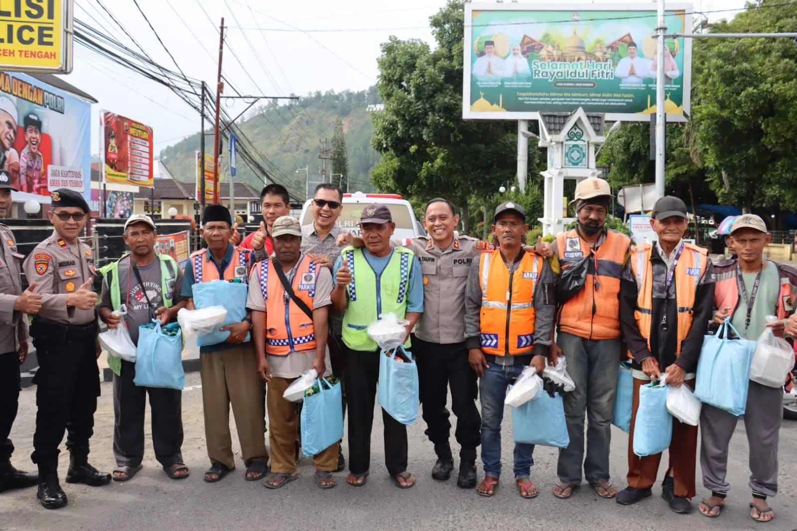 Polres Aceh Tengah Peringati Hari Buruh dengan Aksi Humanis “Jum’at Berbagi”