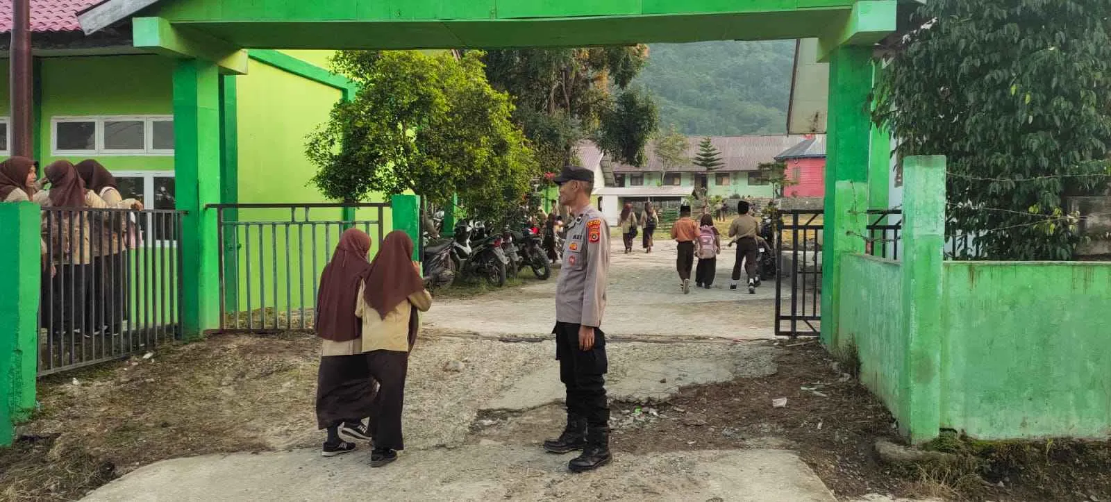 Polsek Bintang Laksanakan Pengaturan Lalu Lintas Pagi, Berikan Pelayanan Maksimal kepada Pelajar dan Masyarakat