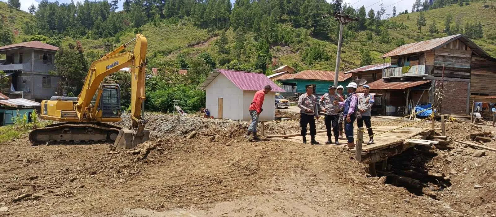 Polsek Bintang Aceh Tengah Amankan Perbaikan Jembatan Darurat di Bale Nosar Pasca Longsor