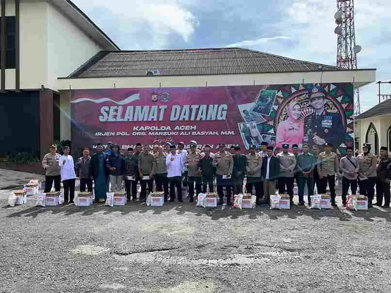 Polres Aceh Tengah Tebar Kepedulian di Jumat Berkah, Beri Tali asih bagi Warga masyarakat yg berprofesi sebagai Petugas Penggali kubur dan memandikan jenazah 