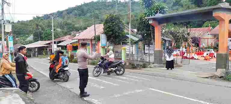 Polsek Silih Nara Siaga Pagi, Pastikan Pelajar Aman Menuju Sekolah