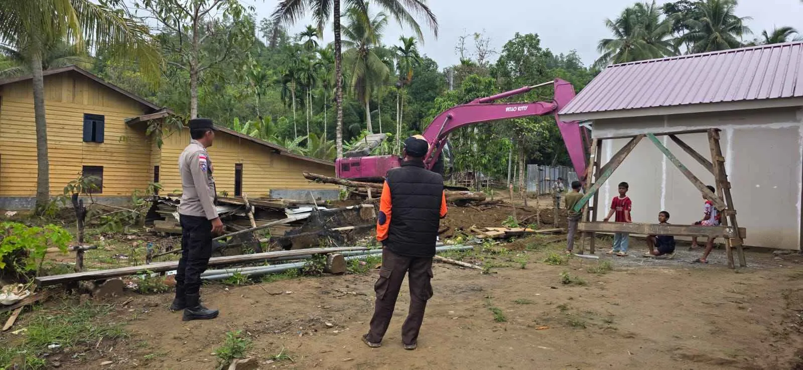 Polsek Linge Kawal Pembersihan Material Banjir di Pantan Nangka, Percepat Pemulihan Lingkungan Warga