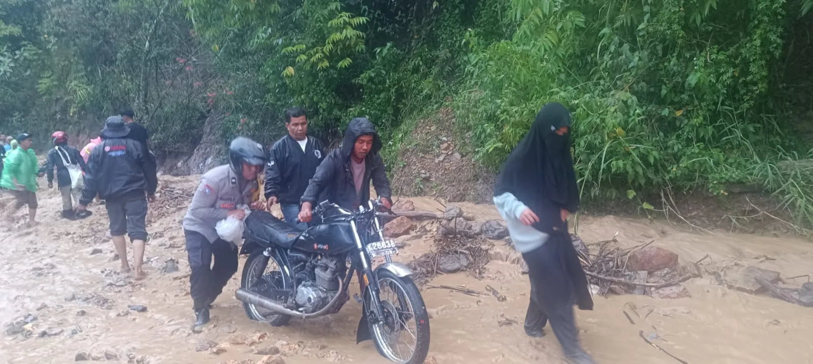 Polsek Silih Nara Sigap Tangani Banjir Bandang dan Longsor di Jalur Alternatif Angkup–Genting Gerbang