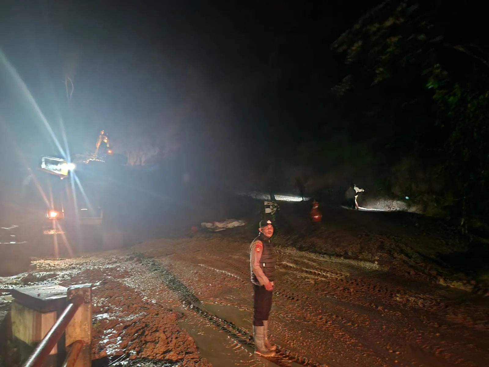 Polsek Celala Sigap Tangani Longsor Susulan di Jalur Takengon–Nagan Raya, Arus Lalu Lintas Diatur Demi Keselamatan Warga