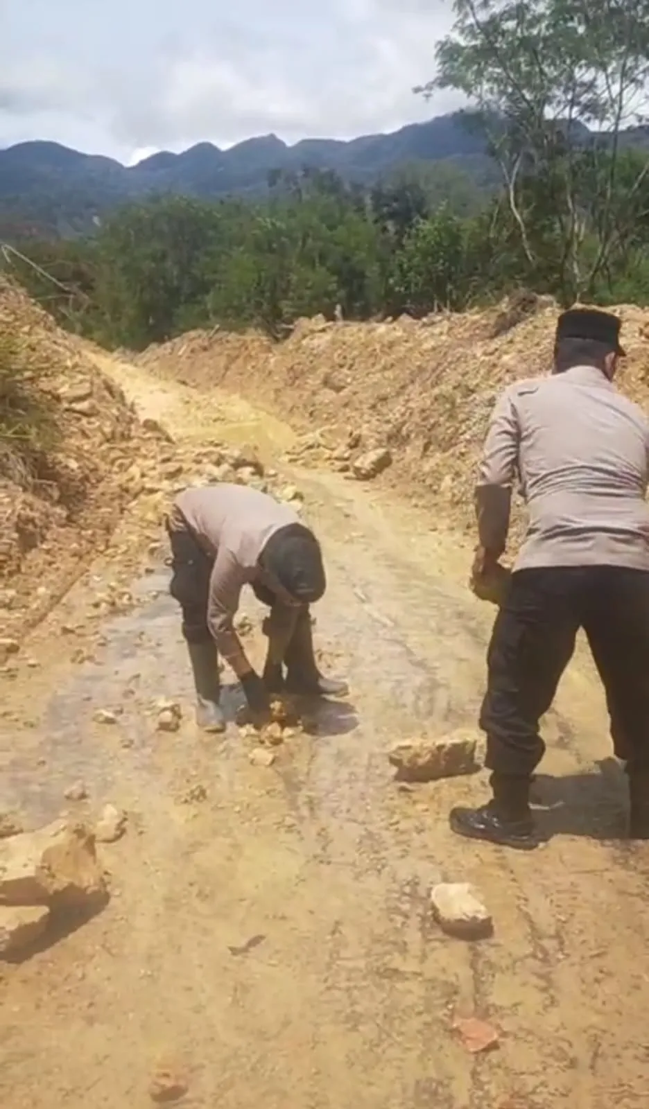 Respon Cepat Kapolsek Bintang Tinjau Jalur Tertutup Longsor, Koordinasi Cepat dengan BPBD untuk Pemulihan Akses