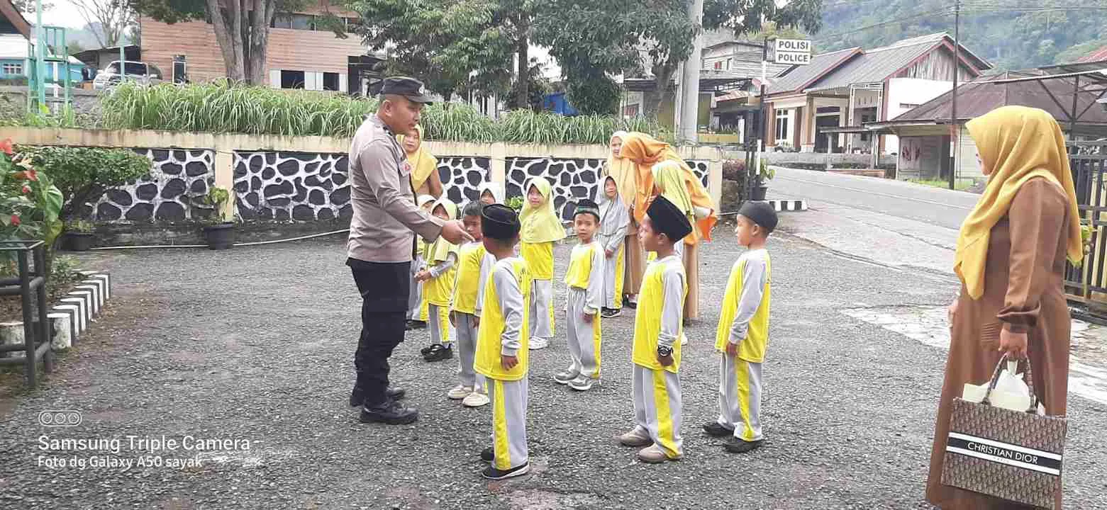 Penuh Keceriaan, Siswa TK Kunjungi Polsek Silih Nara untuk Mengenal Tugas Polisi