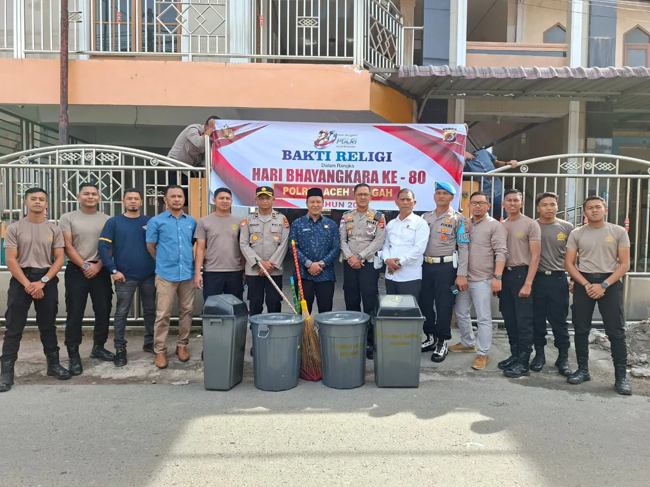 Bakti Religi Sambut HUT Bhayangkara ke-80, Polres Aceh Tengah Gotong Royong di Dua Masjid dan Salurkan Bantuan Sarana Kebersihan serta Al-Qur'an