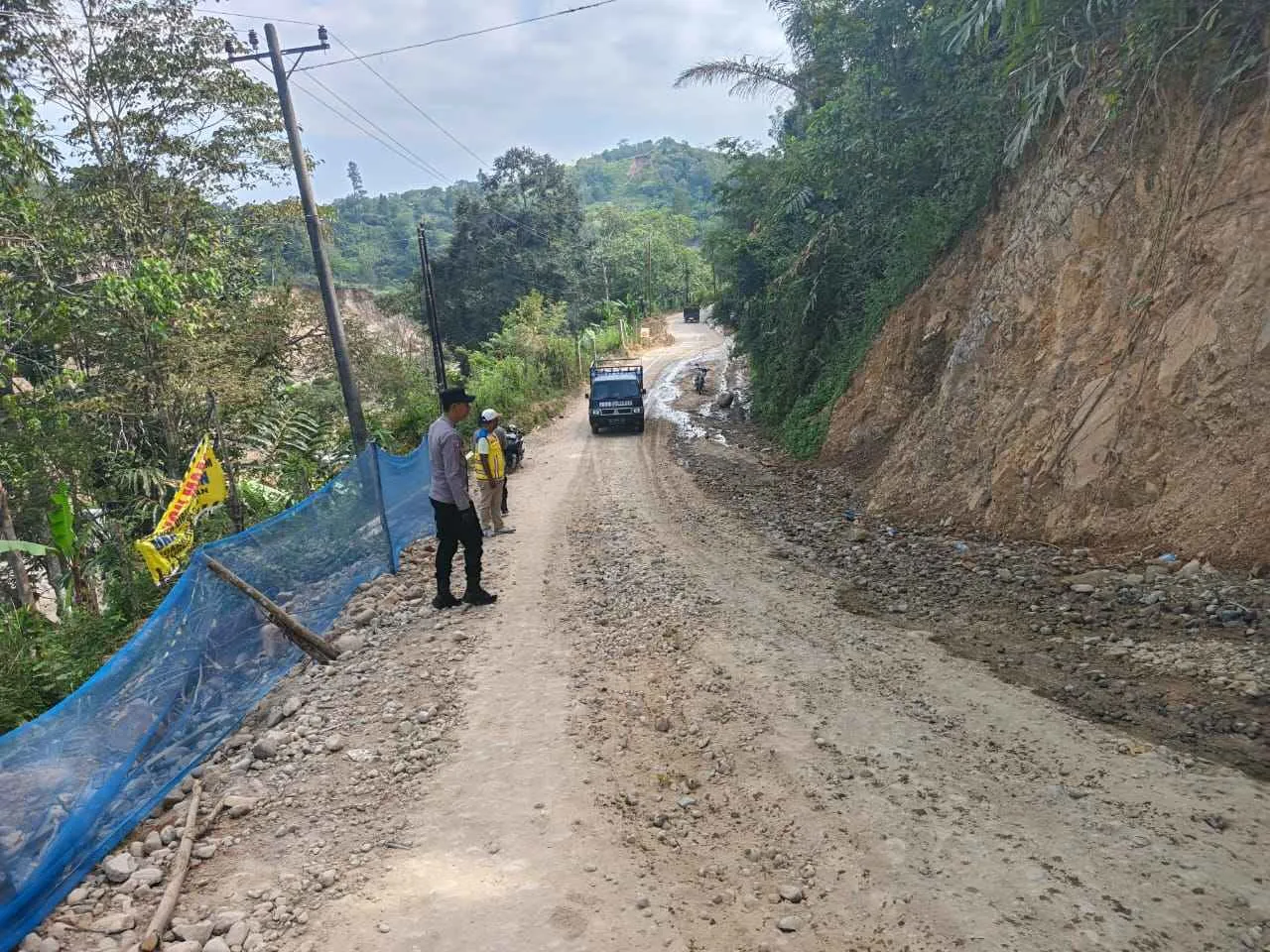 Pengaturan Lalu Lintas di Jalur Longsor, Polsek Celala Pastikan Aktivitas Warga Tetap Lancar