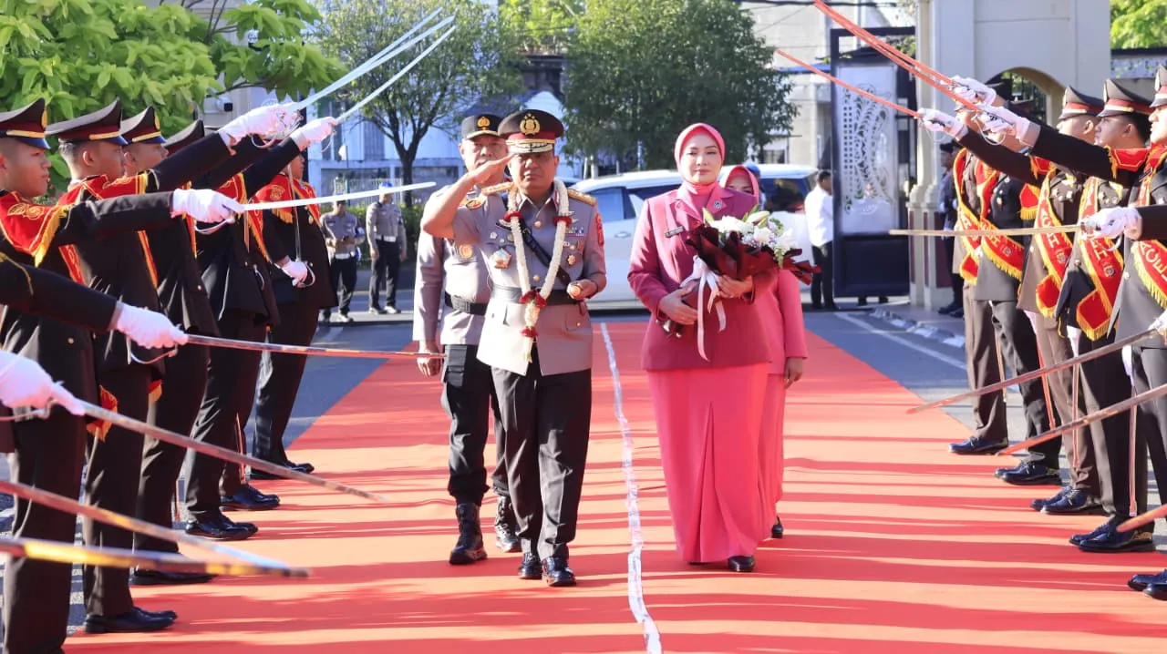 Irjen Pol Marzuki Ali Basyah Serahkan Pataka "Machdum Sakti" kepada Kapolda Aceh Irjen Pol. Ruddi Setiawan