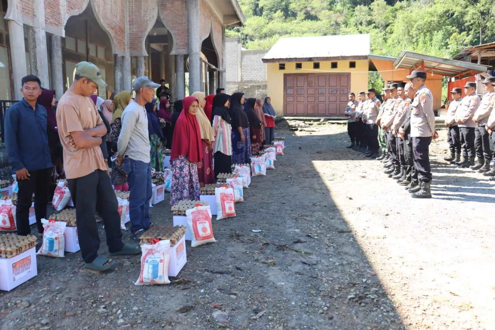 Polri Peduli, Polres Aceh Tengah Salurkan Sembako untuk Warga Lelumu Kecamatan Pegasing 