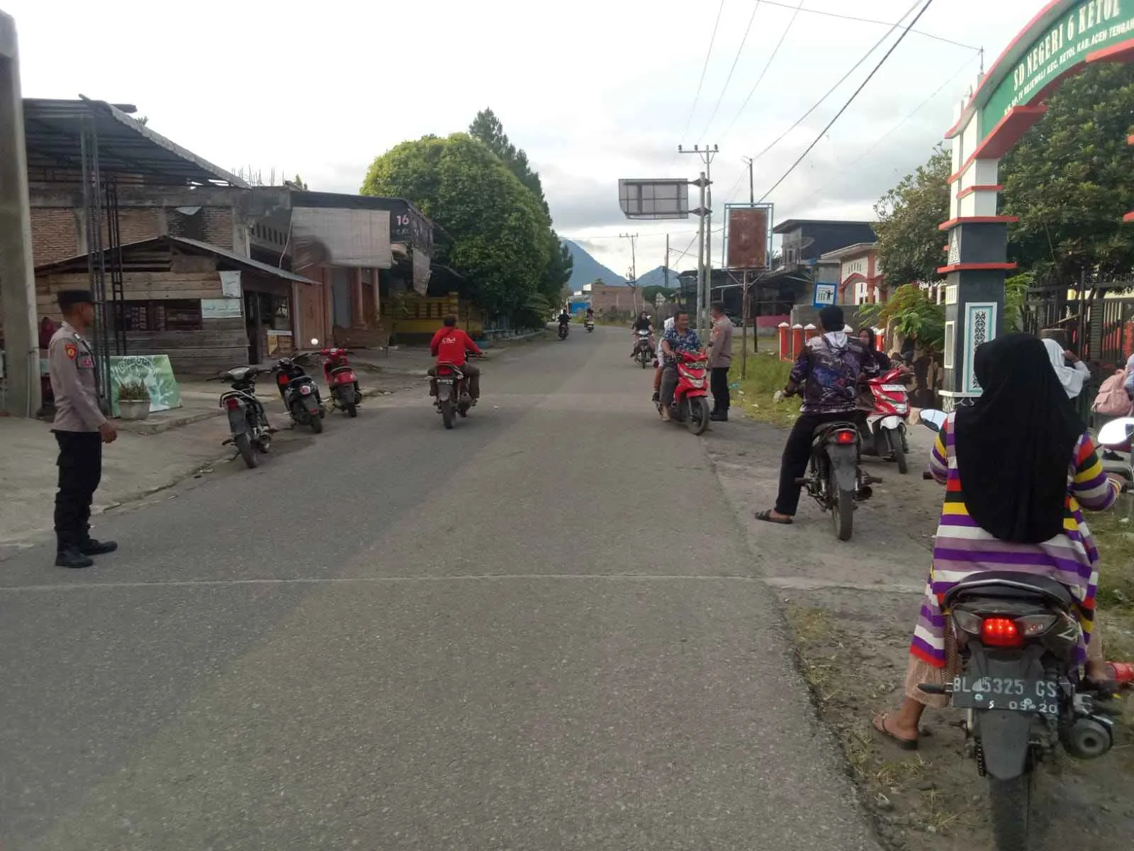 Polsek Ketol Hadir di Jam Sibuk Pagi, Bantu Pelajar Menyeberang dan Jaga Kelancaran Arus Lalu Lintas