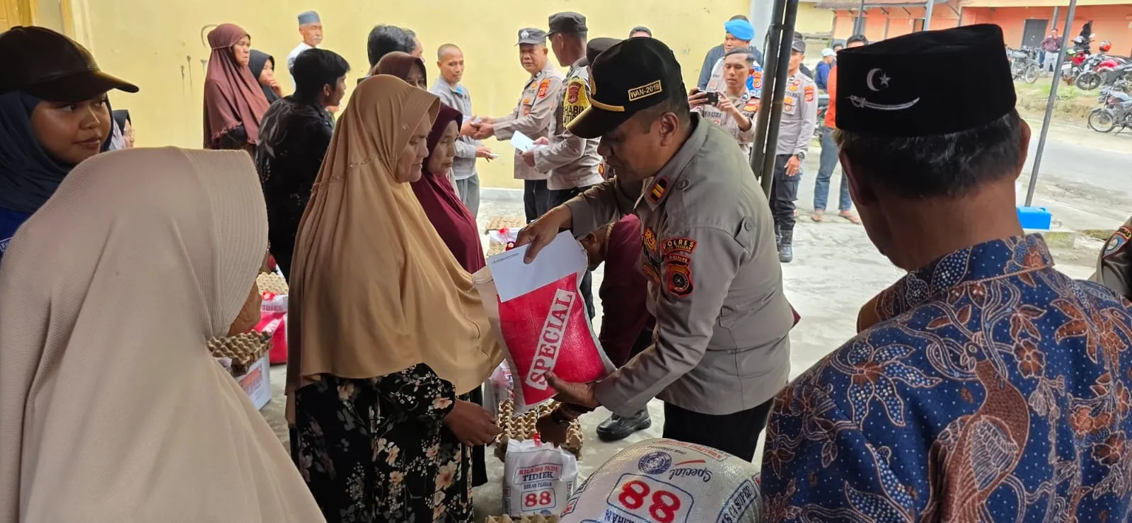 Polres Aceh Tengah Peduli, Jumat Berkah Hadirkan Kebahagiaan bagi Warga Kute Panang Lewat Penyaluran Sembako