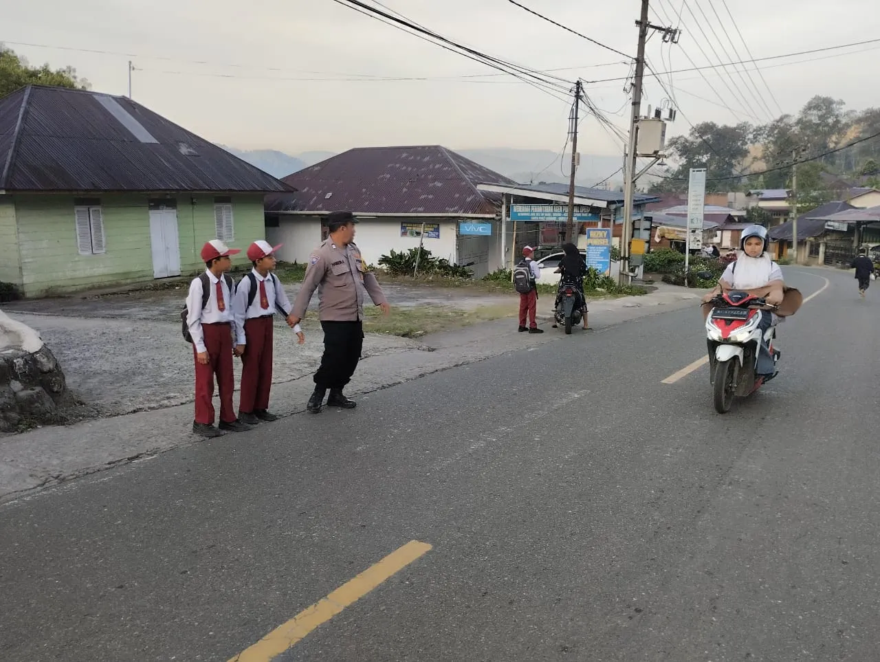 Strong Point Pagi, Polsek Silih Nara Pastikan Keselamatan Pelajar dan Kelancaran Aktivitas Masyarakat