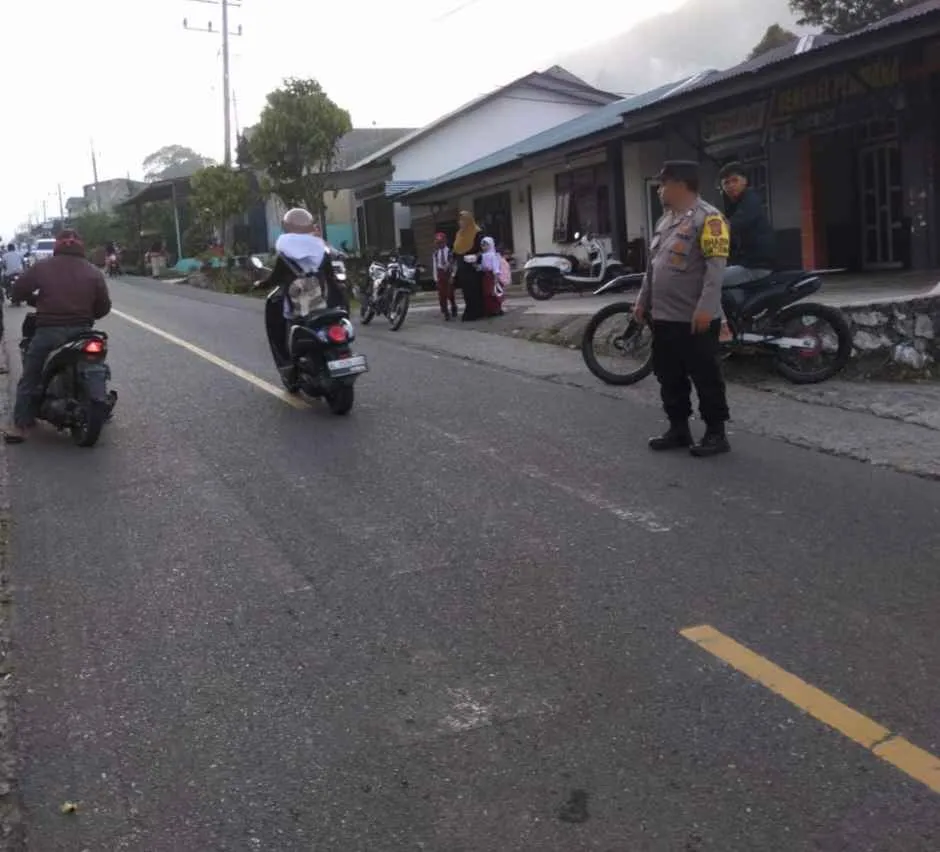 Mengawali Hari dengan Pelayanan, Polsek Silih Nara Kawal Keselamatan Pelajar