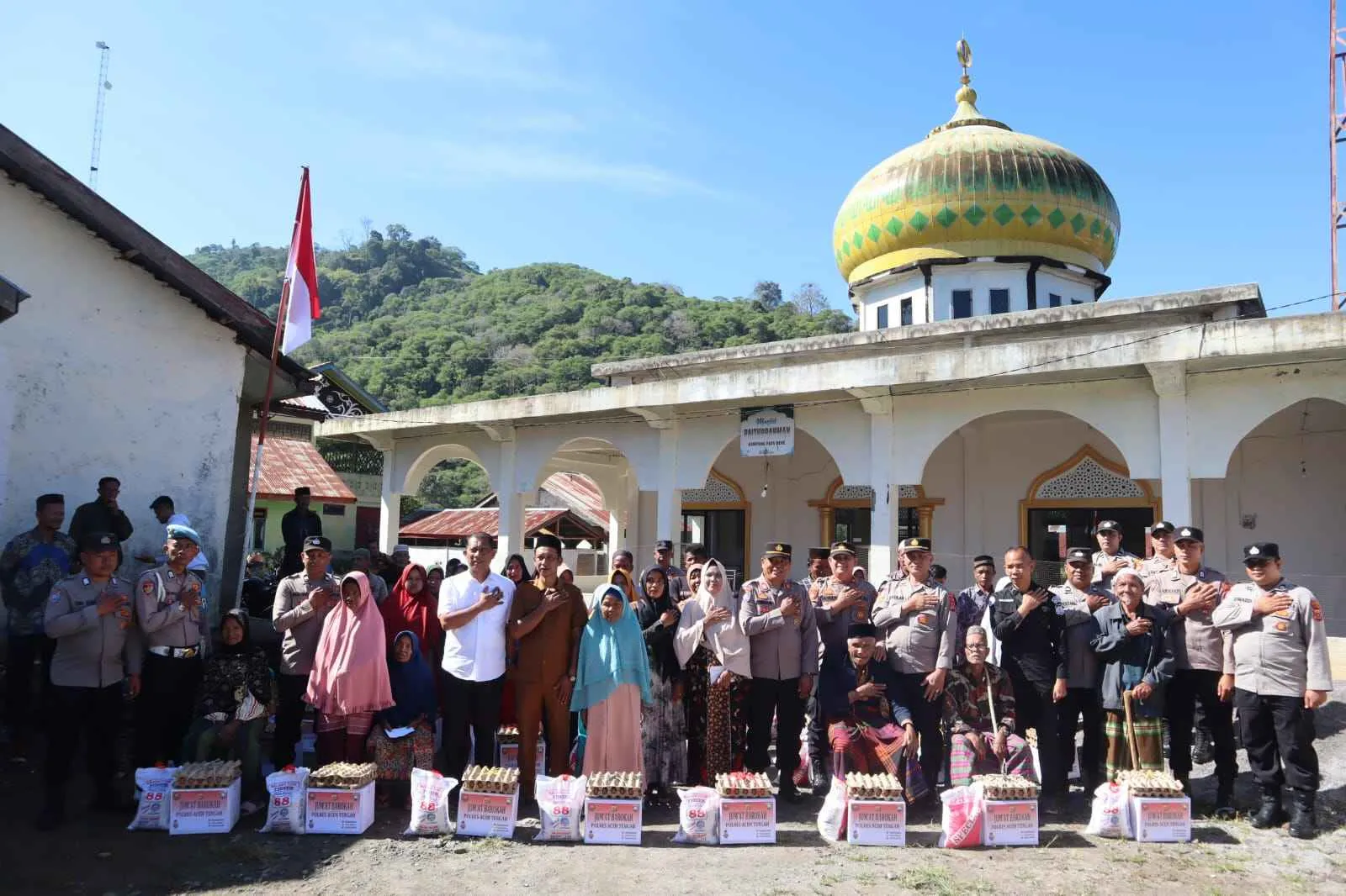 Menguatkan Kepedulian, Polres Aceh Tengah Berbagi Kebahagiaan dengan Warga Paya Beke melalui Jumat Berkah