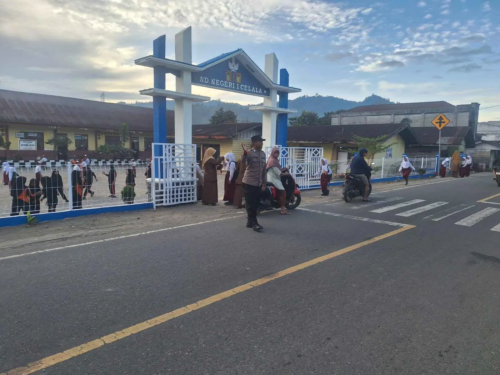 Polsek Celala Hadir di Pagi Hari, Bantu Pelajar Menyeberang dan Jaga Keselamatan Pengguna Jalan