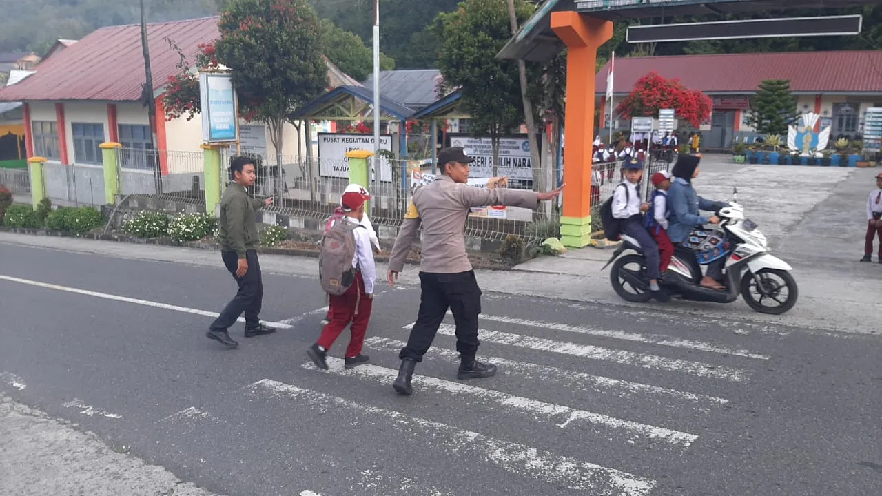 Polsek Silih Nara Hadir di Jam Sibuk, Bantu Anak Sekolah Menyeberang dan Wujudkan Lalu Lintas Aman