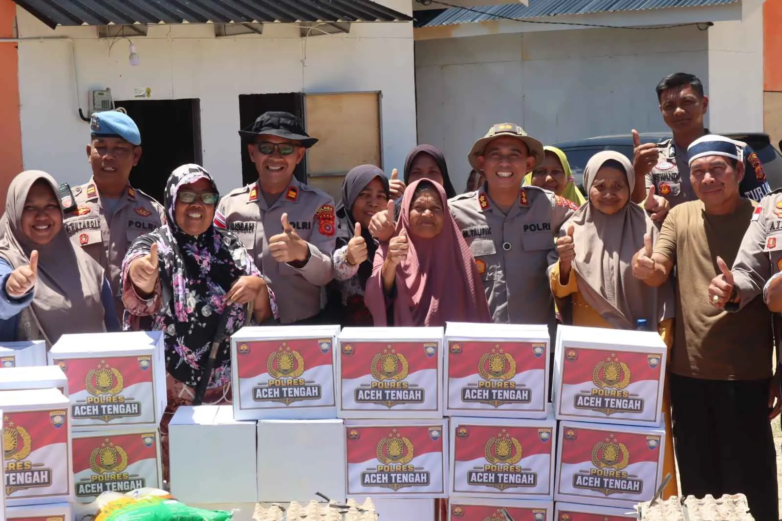 Kapolres Aceh Tengah Tinjau Huntara di Linge, Salurkan Bantuan Ibu Kapolri dan Layanan Kesehatan bagi Korban Bencana