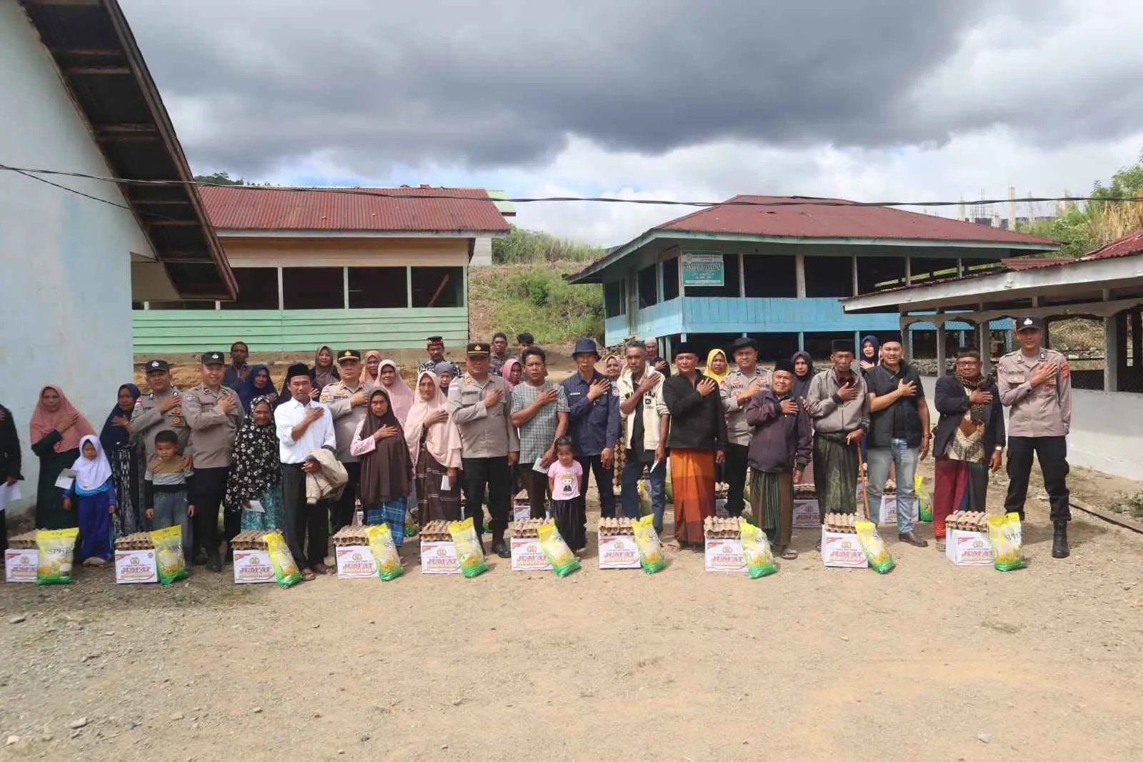 Jumat Berkah, Polres Aceh Tengah Hadirkan Senyum dan Kebahagiaan untuk Warga Gemboyah