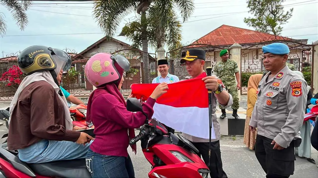 Sambut HUT Ke-81 RI, Kapolres Aceh Tengah dan Forkopimda Bagikan Bendera Merah Putih kepada Warga