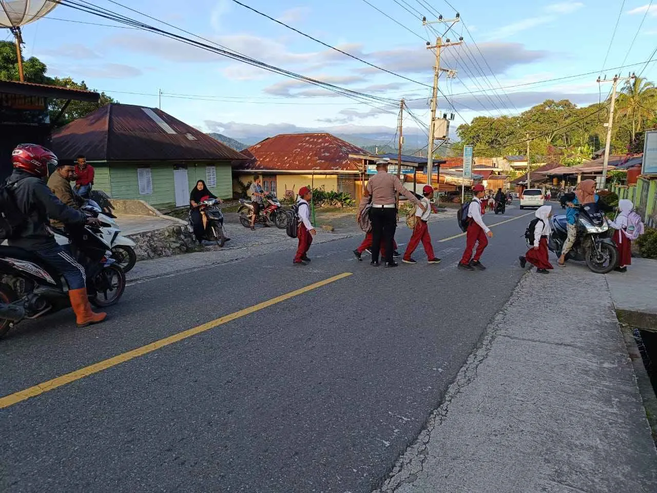 Strong Point Pagi, Polsek Silih Nara Hadirkan Rasa Aman bagi Pelajar dan Pengguna Jalan