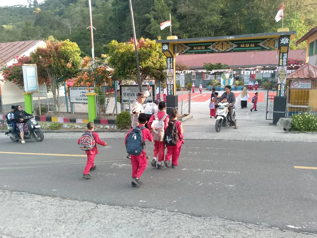 Strong Point Pagi, Polsek Silih Nara Bantu Kelancaran Lalu Lintas dan Keselamatan Pelajar