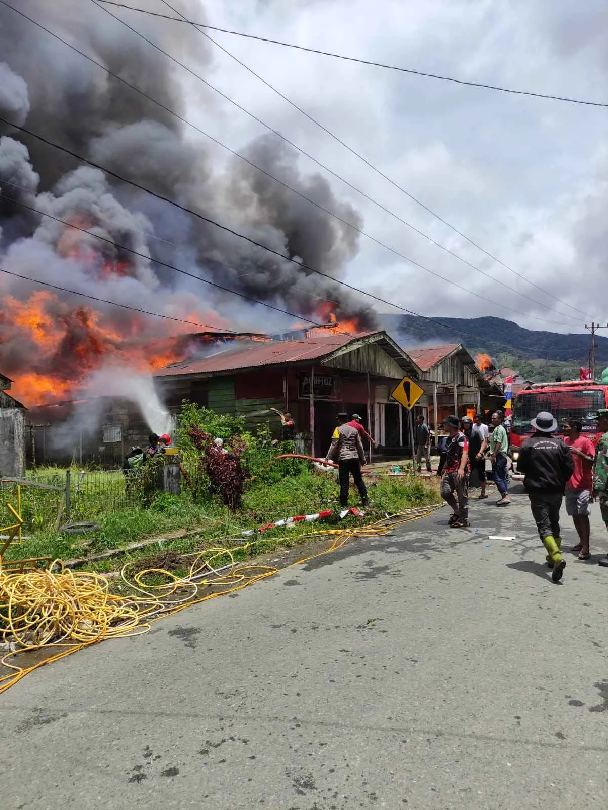 Polsek Jagong Jeget Bersama Damkar dan Masyarakat Bahu Membahu Padamkan Kebakaran di Pasar Jagong Jeget