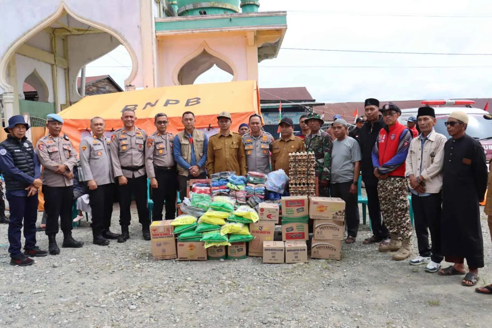 Polres Aceh Tengah Salurkan Bantuan Sosial dan Bakti Kesehatan Pada Warga Korban Kebakaran di Jagong Jeget