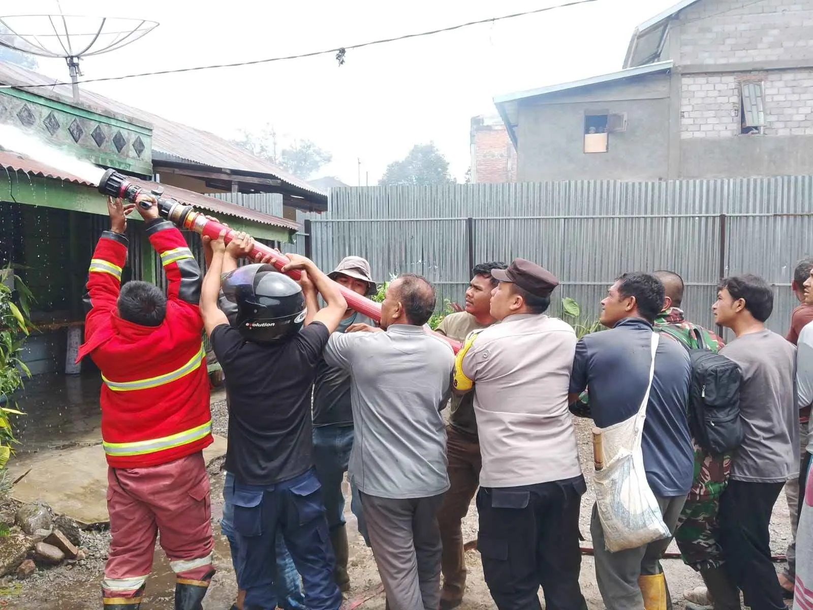 Polsek Silih Nara Bersama Damkar dan Warga Berjibaku Padamkan Kebakaran Tiga Rumah
