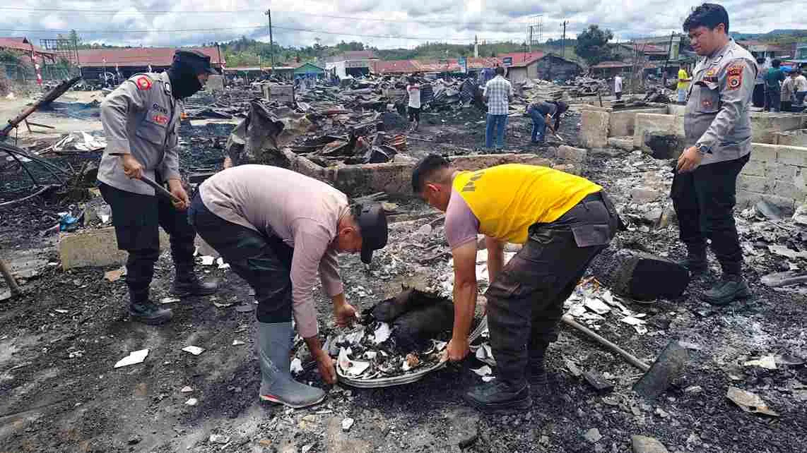 Polsek Jagong Jeget Bersama Warga Gotong Royong Bersihkan Sisa Kebakaran Pasar