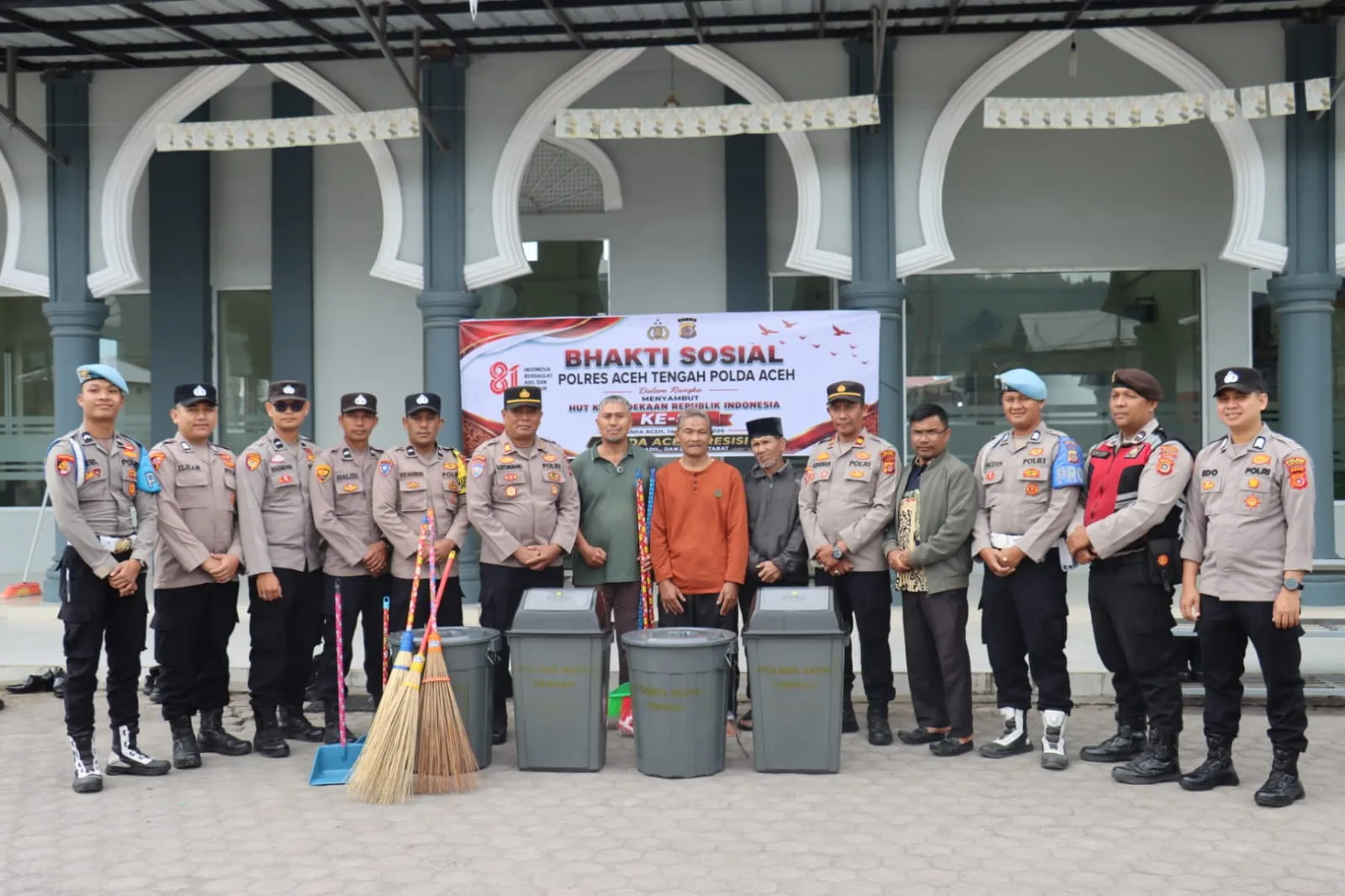 Sambut HUT RI ke-81, Polres Aceh Tengah dan Polsek Jajaran Laksanakan Bakti Sosial di Tempat Ibadah