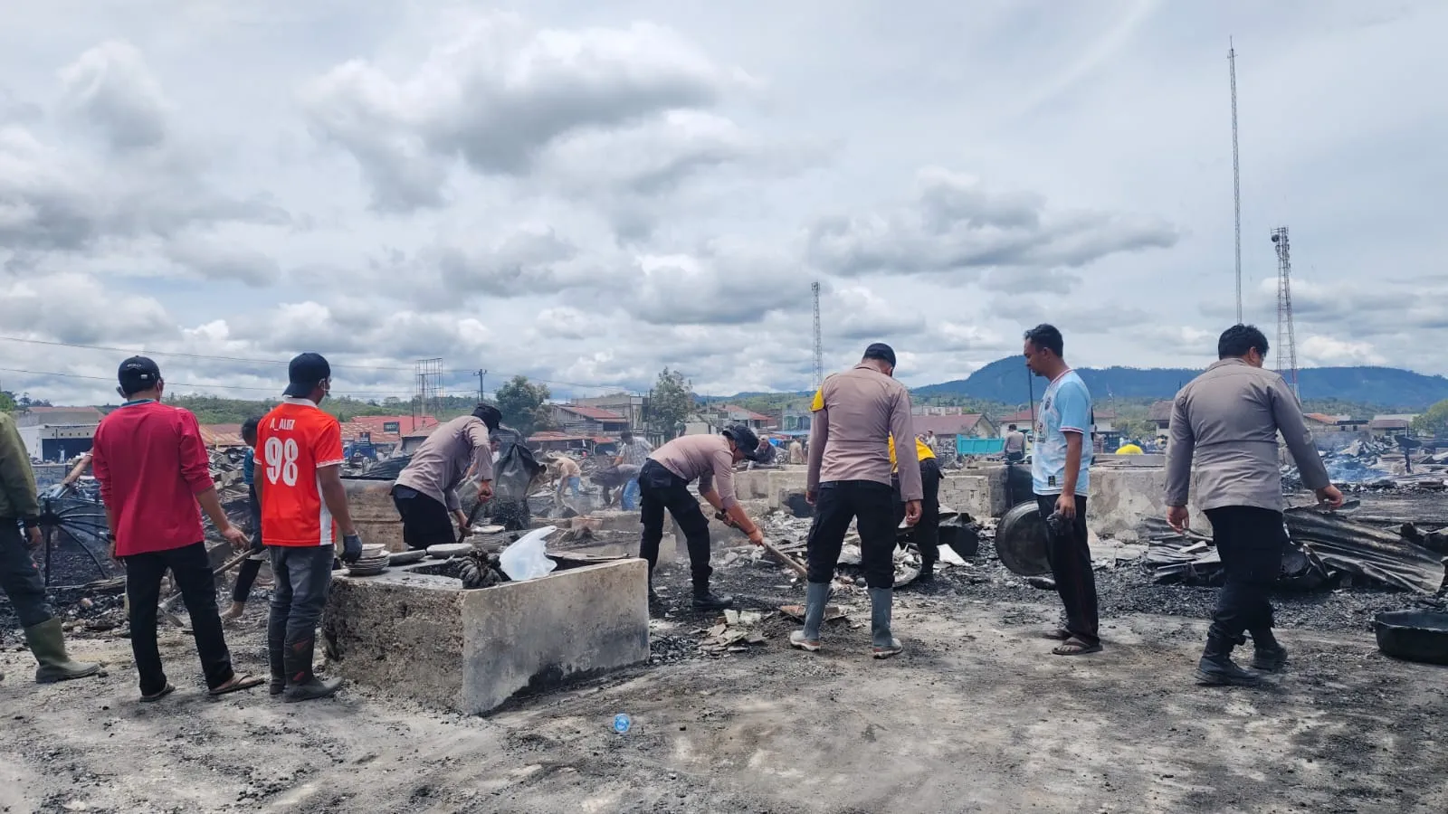 Pasca Kebakaran Pasar Jagong Jeget, Polisi dan Warga Bahu Membahu Bersihkan Puing