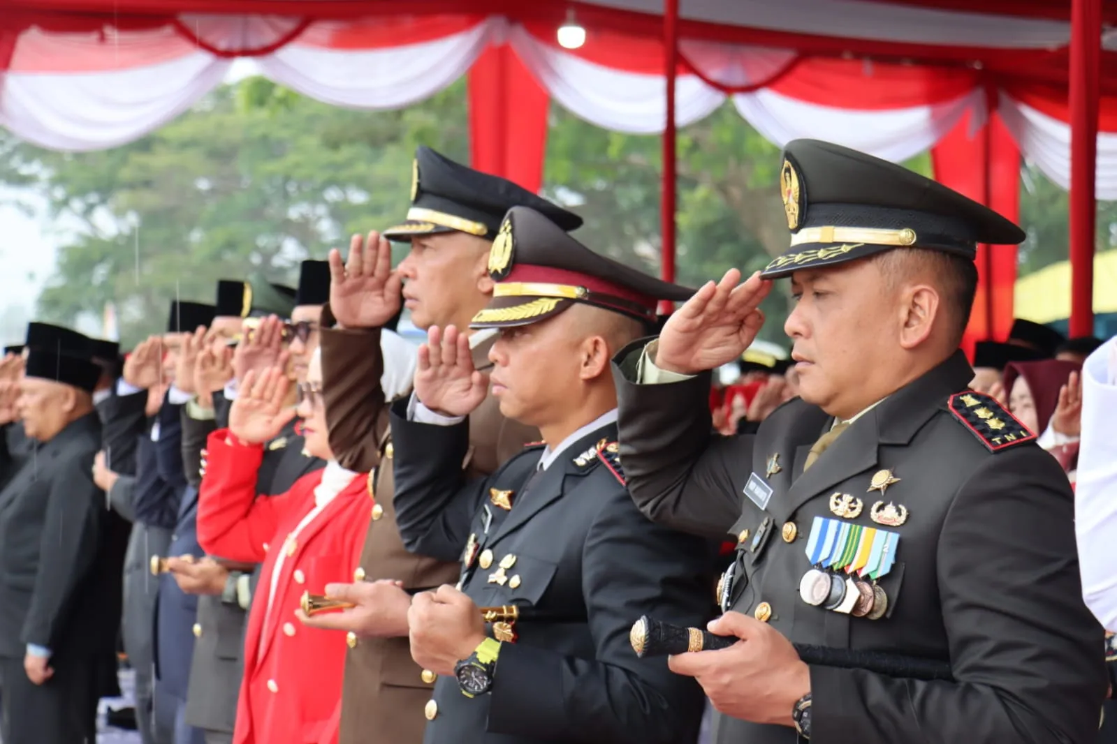 Kapolres Aceh Tengah Hadiri Upacara Penurunan Bendera HUT RI ke-81, Apresiasi Semangat Peserta Meski Diguyur Hujan