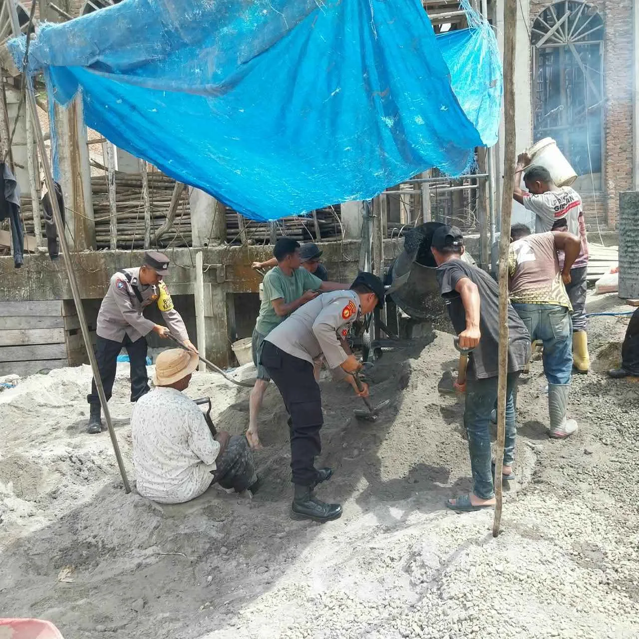 Polsubsektor Rusip Antara Bersama Warga Gotong Royong Bangun Masjid Babul Ulum